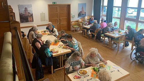 Senioren beim gemeinsamen Mittagstisch