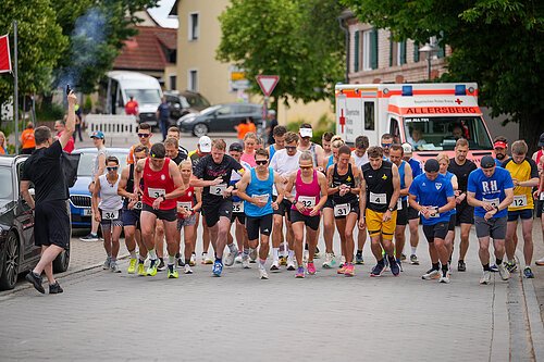 Der Startschuss für die nächste Etappe fällt, die Läuferinnen und Läufter sprinten los.