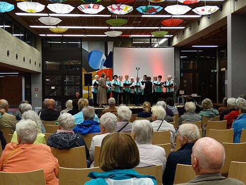 Bühnenprogramm beim Seniorentag - ein Frauenchor unterhält die Gäste