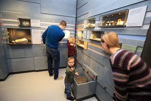 Museum Fundreich Ein junges Ehepaar mit zwei kleinen Kinder schaut sich im Muesum Fundreich die Sammlung an Steinen genauer an.