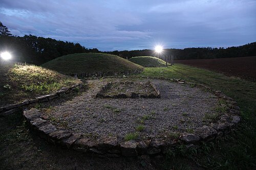 Grabhügelfeld bei Nacht